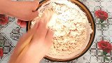 面粉中加入火龙果，做成奶香水果饼，宣软香甜，比果酱面包还好吃