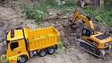 儿童玩具挖掘机挖土视频，奔驰大卡车运输泥土，亲子互动小游戏