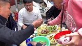 农村小伙陪长辈们喝酒，大伯今年62，一口一杯白酒真吓人