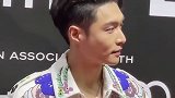 张艺兴 黄渤头脑真的好灵活呀娱乐播报台
