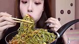 干拌菠菜面，绿绿的，妹子大口吃看起来好有食欲