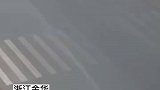 交警路遇小朋友暖心护航，比心太萌了