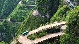 世界上最壮观的盘山公路之一，看看两车相遇怎么过去的