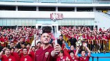 阿瑙托维奇一一为粉丝签名 与现场球迷合唱上港队歌