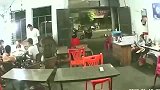 男子发现不对劲，赶紧从后门溜，监控拍下让人腿软画面