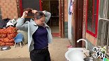 公公穿结婚时的衣服去走亲戚，婆婆差点笑岔气，儿媳称赞公公帅气