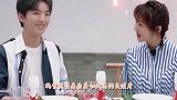 杨紫带火一款“枫叶裙”，超显腿白，网友：像极了秋天精灵！