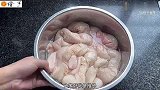 妹妹说昨天的辣椒放少了，今天做了更费辣椒更下饭的香辣肥肠