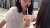 街边遇到两个小姐姐，你偷偷喝奶茶的动作是认真的吗