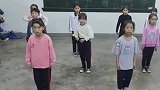 95后乡村老师带学生跳街舞