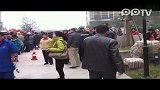 郑州“萝卜哥”进城卖红薯 数百市民排队购买