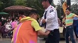 在环球影视城，小哥哥一言不合就互相扒裤子，这舞蹈也是够火辣！