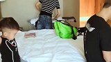 吴京儿子吴所谓打了老爹，感觉不对自觉下跪，这画面太好笑了！