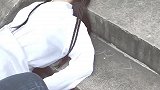 戏里的女主角被坏蛋欺负了，躺在地上一动不动