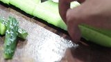 农家腌脆黄瓜的做法，这方子简单好用泡24个小时，又脆又下饭
