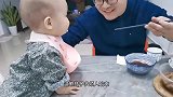萌娃有多烦妈妈？当着妈妈面跟爸爸上演父女情深，哼
