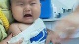 小宝宝打针的时候好搞笑，一针下去，宝宝的表情太逗了！