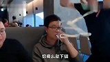 搞笑视频：大姐啊，这么冷的天不穿羽绒服，你咋想的？