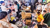 青岛鸿星尔克门店被买爆了 青岛鸿星尔克