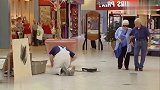 诡异的脚印让路人一时没反应过来，一瞬间怀疑人生