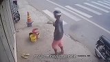 别人的一双破鞋也偷，这个男子真是穷到家了，监控拍下全程