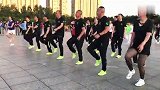 广场鬼步舞《回头看看我》新鲜出炉 大哥们的装备和发型亮了