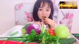 小美女，这一盘菜吃下去嘴里得是什么味啊
