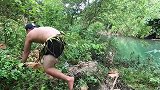 野人在河里游泳，不料看见远处有妹子在抓鱼，野人直接上去一起抓
