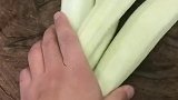 今天教大家制作东北家常菜，很多人都吃过地三鲜，味道很不错