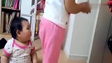 爸爸戴着面具回到家中,当小宝宝看到后随后的反应,真让人心疼
