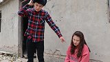 搞笑剧：寡妇喝醉误入光棍家，俩人对话太逗了，看一遍笑三天