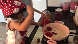 父亲节之际，二岁女孩精心为爸爸做了一顿午餐，好厉害的宝宝