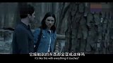 小伙看了一眼地下的骸骨就知道黑暗力量要来了，带着女子赶紧跑路