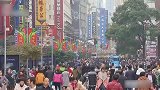 顾客吃到不明毛发，服务员听到要罚钱，气得追出去报复顾客