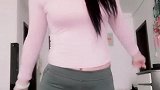 粉色紧身衣配紧身打底裤，美女温柔气质中透露着成熟！