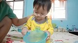 勇敢的宝宝示范用盐水洗鼻子对抗过敏性鼻炎,看得人心疼他一秒钟