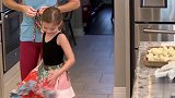 4岁女孩看护弟弟 下一秒她的动作 让妈妈看哭了！