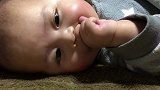 小宝宝，你这小糖手看起来太好吃了！给我咬一口吧