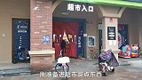 超市偶遇流浪狗讨食，小家伙为了口吃的，可以无条件跟着小伙回家