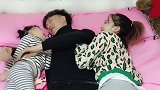 爸爸趁女儿睡着，偷偷亲了妈妈一口，结果下一秒太惨了