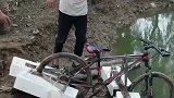 二手车贩子发明水上自行车，挺有意思的