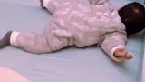这是我家小孙女十三个月时候拍的，我在做燕子飞，她也跟着学