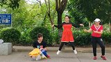 两位大妈很会跳舞，这样的舞蹈你见过吗？她们太会玩了