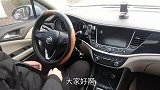 单手还是双手握方向盘