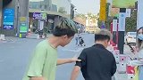 太逗了，看妹子不看路的后果