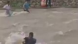 大伙都在拿网兜捕鱼一无所获，拿叉子的一击中大鱼