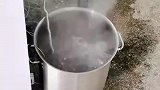男子利用电磁蒸汽发生器，2分钟煮沸30公斤水