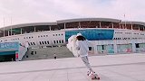 沈梦辰玩滑板技术超好，卫衣搭配渔夫帽再现背影杀手