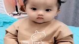 变脸比翻书快！面对古灵精怪的女儿，老妈的表情好无奈！