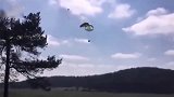空投失误，三辆军用悍马直接落地成废铁